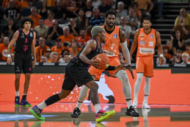 赛事中屡创 赛事中屡创